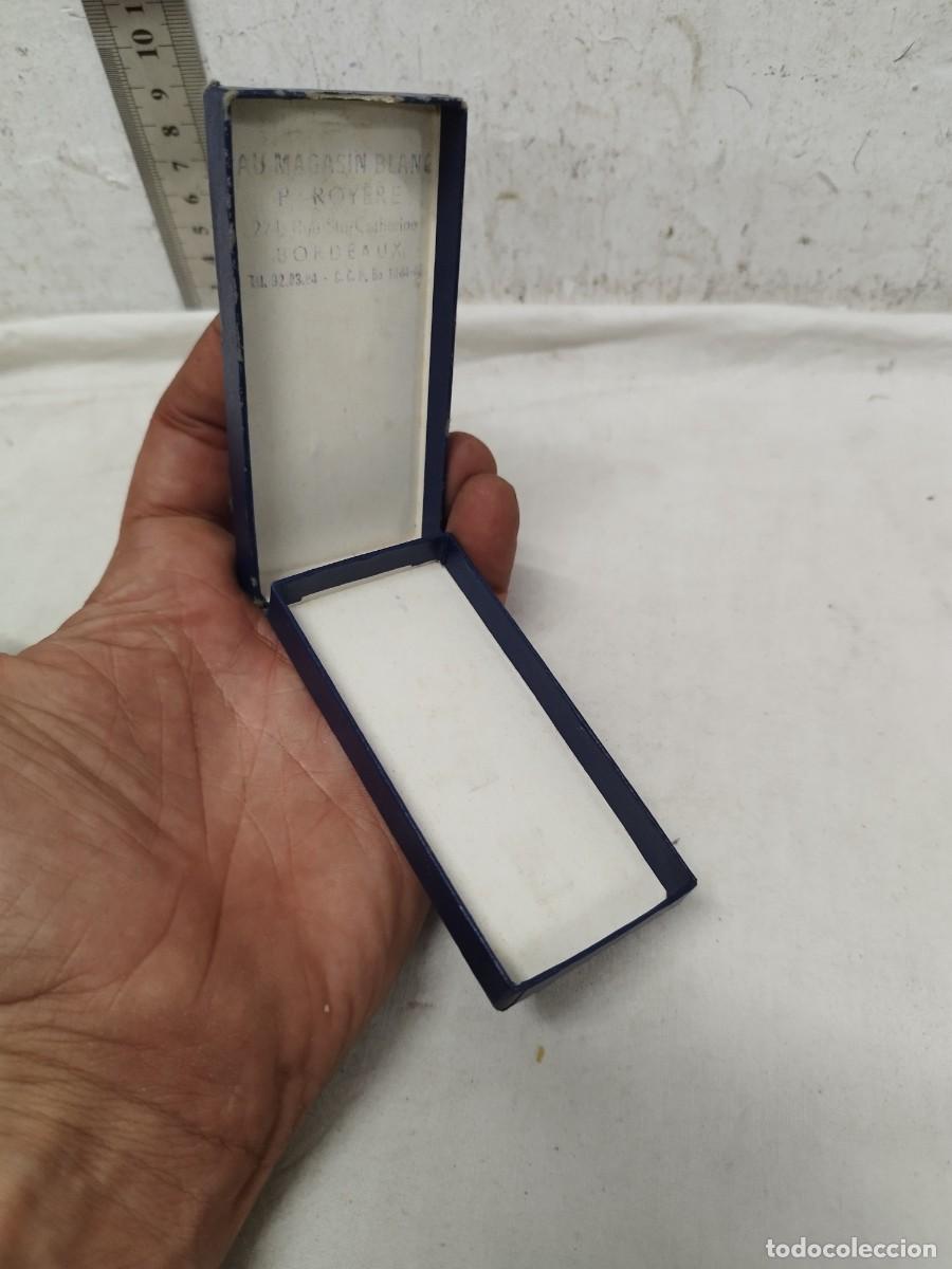 Bo&icirc;tes et petites bo&icirc;tes m&eacute;talliques: Antigua caja de joyer&iacute;a Bordeaux. Para medalla militar.