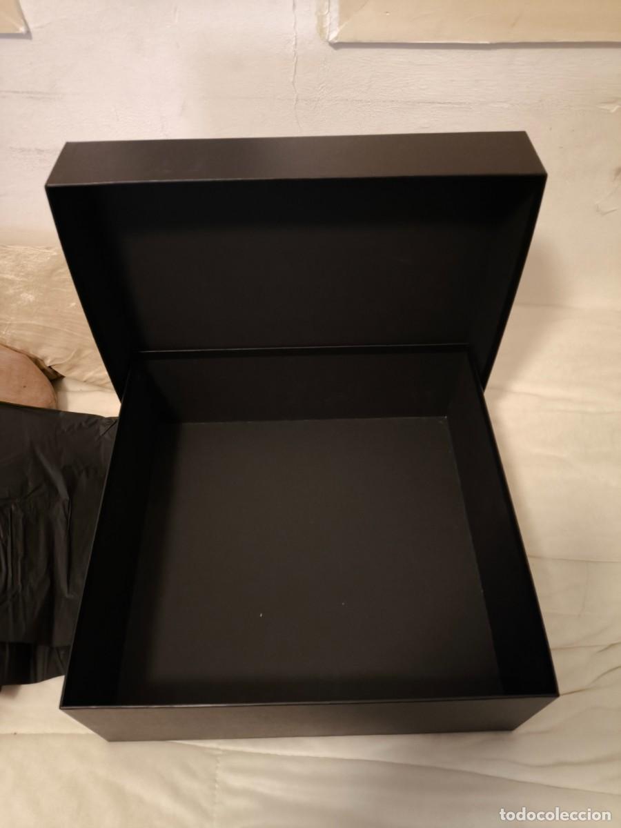 Bo&icirc;tes et petites bo&icirc;tes m&eacute;talliques: Caja vacia 42 x 41 x 15 de yves saint laurent