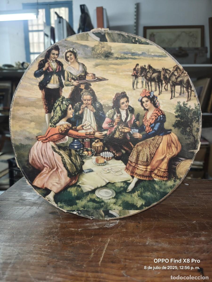 Bo&icirc;tes et petites bo&icirc;tes m&eacute;talliques: CAJA ANTIGUA DE CARTON CON PERSONAJES GOYESCOS DE 6 CMS. DE ALTO X 26 CMS. DE DIAMETRO