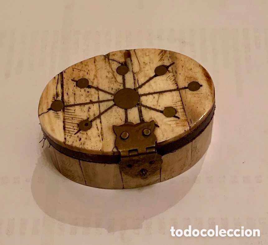 Blechdosen und Kisten: Caja peque&ntilde;a. Hueso con incrustaciones de metal. A&ntilde;os 70.