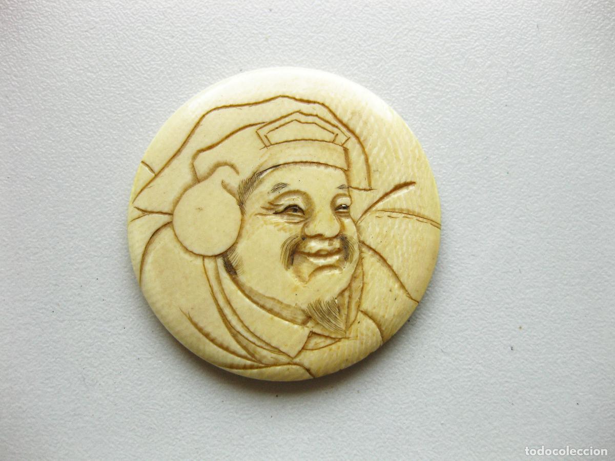 Cajas y cajitas met&aacute;licas: ANTIGUA TAPA ROSCADA DE MARFIL CON LA CARA TALLADA DE UN ASIATICO