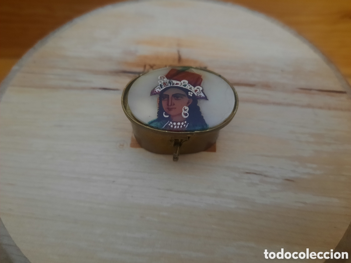 Cajas y cajitas met&aacute;licas: Antiguo Pastillero en bronce pintado a mano