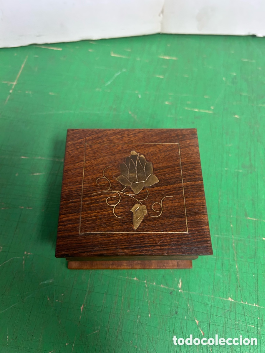 Cajas y cajitas met&aacute;licas: CAJA DE MADERA CONM INCRITACION DE FLOR EN METAL EN TAPA