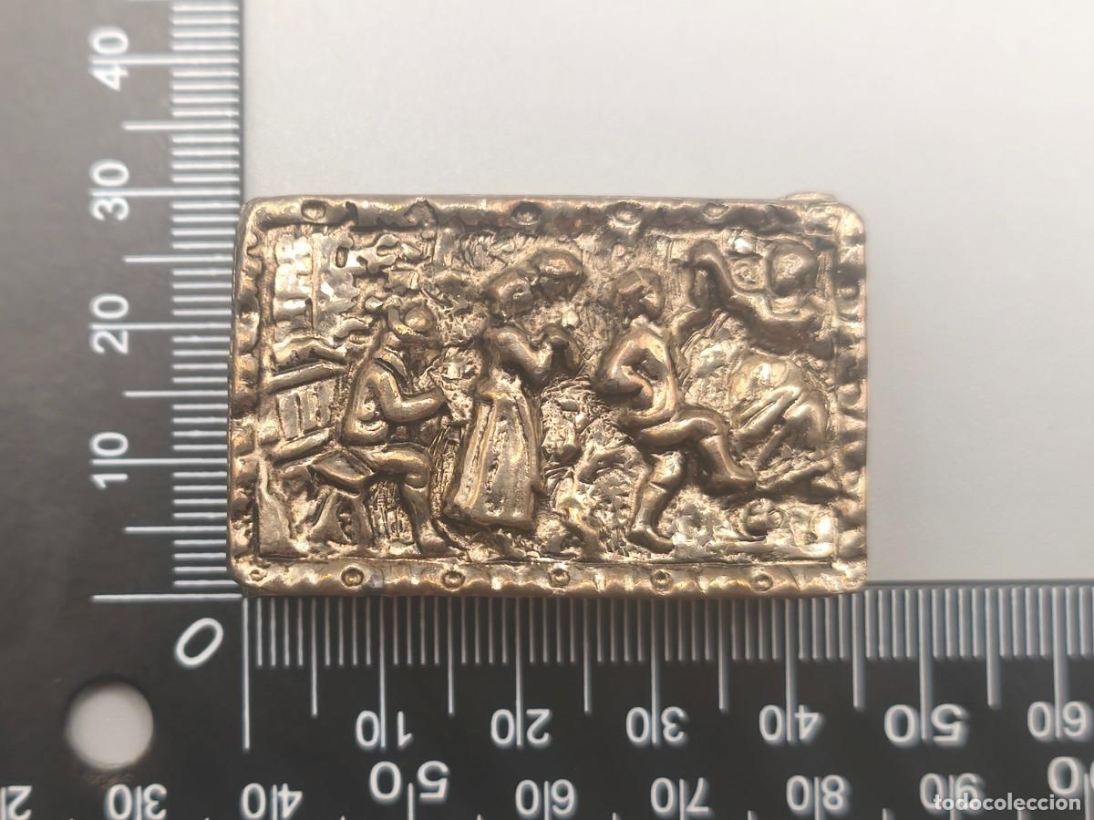 Cajas y cajitas met&aacute;licas: ANTIGUA CAJITA O PASTILLERO CON RELIEVE METALICO DESCONOZCO MATERIAL , IMPORTANTE LEER DESCRIPCION
