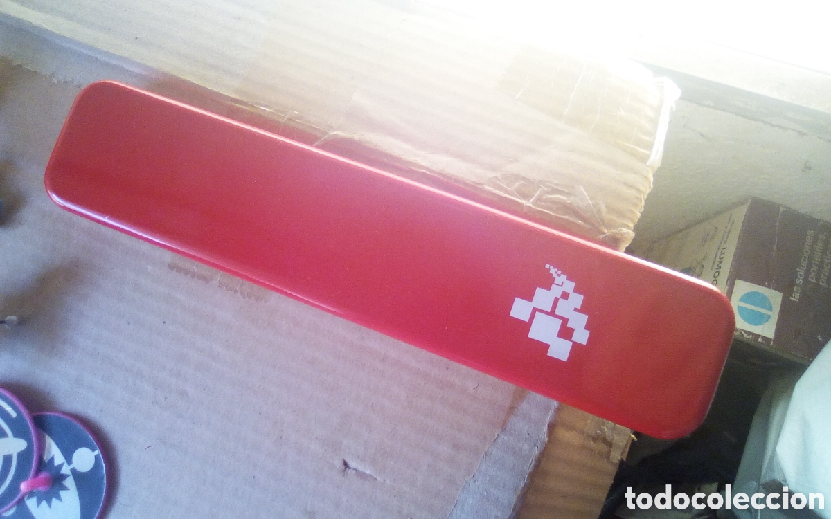 Cajas y cajitas met&aacute;licas: Caja roja de metal. Creo que para guardar abanico. Mide 26*5,5*2 cm.
