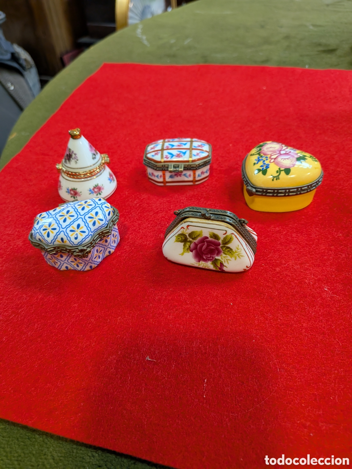 Cajas y cajitas met&aacute;licas: Coleccion de 5 cajitas en porcelana con sello.Porcelain PA art. REF-2039
