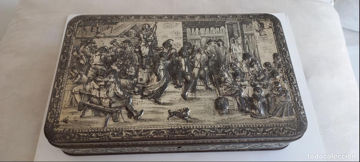 Caixas e caixinhas met&aacute;licas: Antigua caja de hoja lata, de galletas, TENIERS, Belgica, a&ntilde;os 50, original, decoraci&oacute;n en relieve..