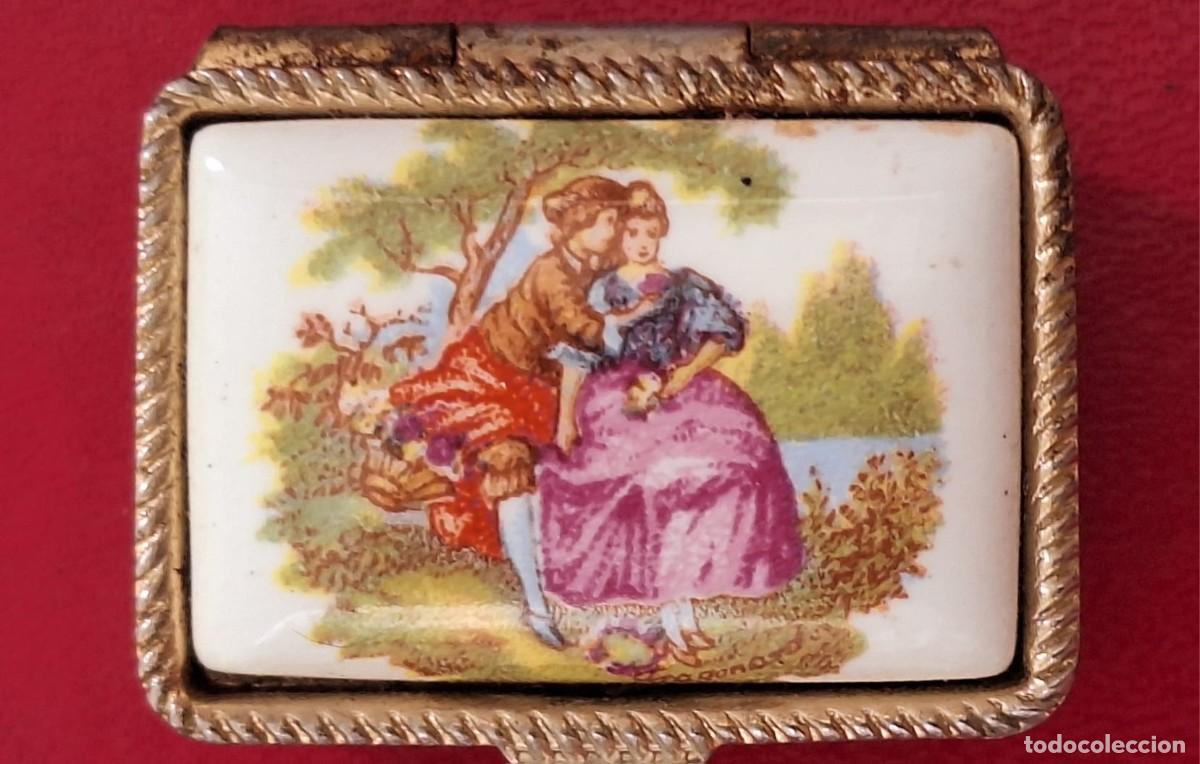 Bo&icirc;tes et petites bo&icirc;tes m&eacute;talliques: Cajita pastillero rom&aacute;ntica de metal con esmalte pintado &ndash; escena galante