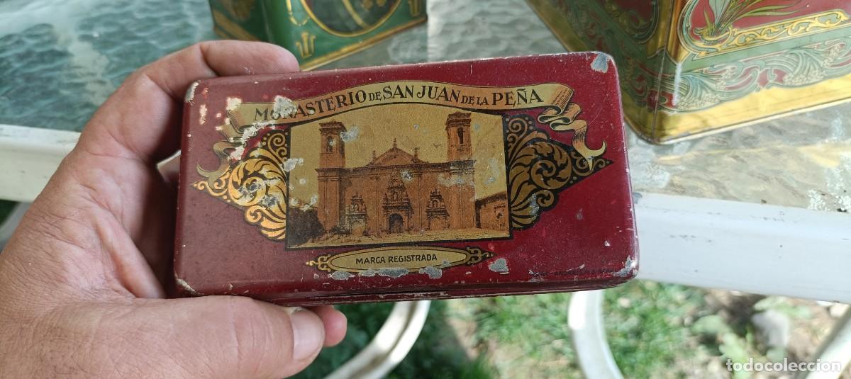 Bo&icirc;tes et petites bo&icirc;tes m&eacute;talliques: Antigua cajita de hojalata litografiada monasterio de San Juan de la Pe&ntilde;a