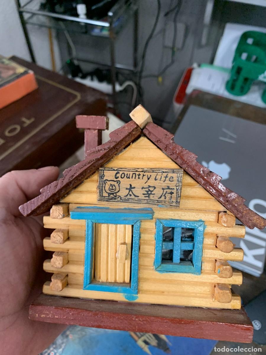 Cajas y cajitas met&aacute;licas: hucha caba&ntilde;a de madera - Foto 1