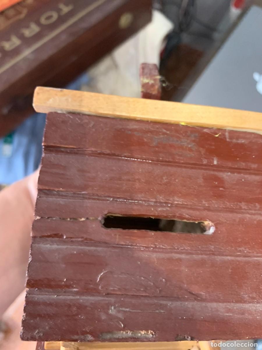 Cajas y cajitas met&aacute;licas: hucha caba&ntilde;a de madera - Foto 2