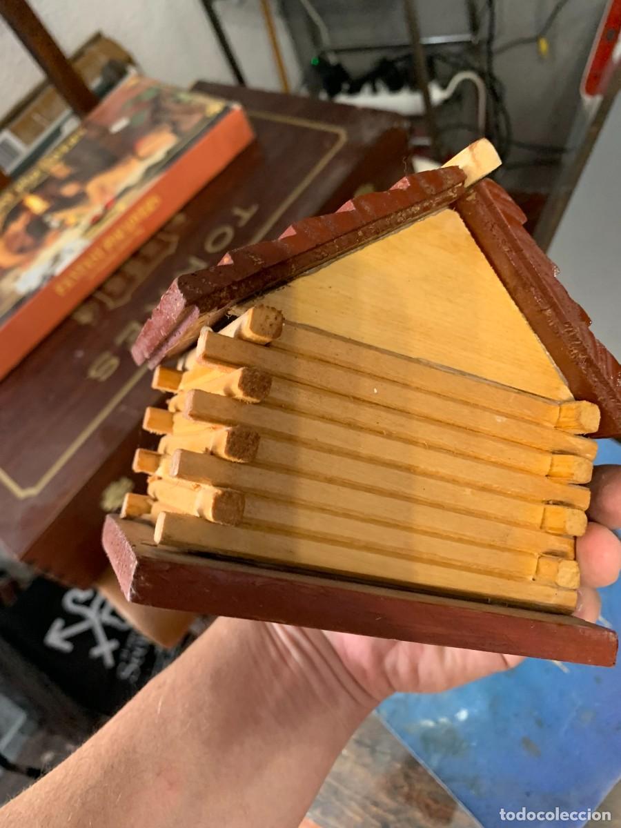 Cajas y cajitas met&aacute;licas: hucha caba&ntilde;a de madera - Foto 3