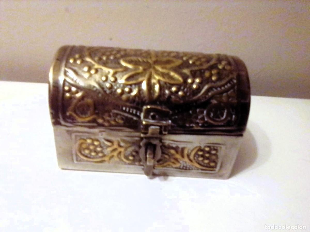 Cajas y cajitas met&aacute;licas: Cofre o joyero repujado - Foto 1