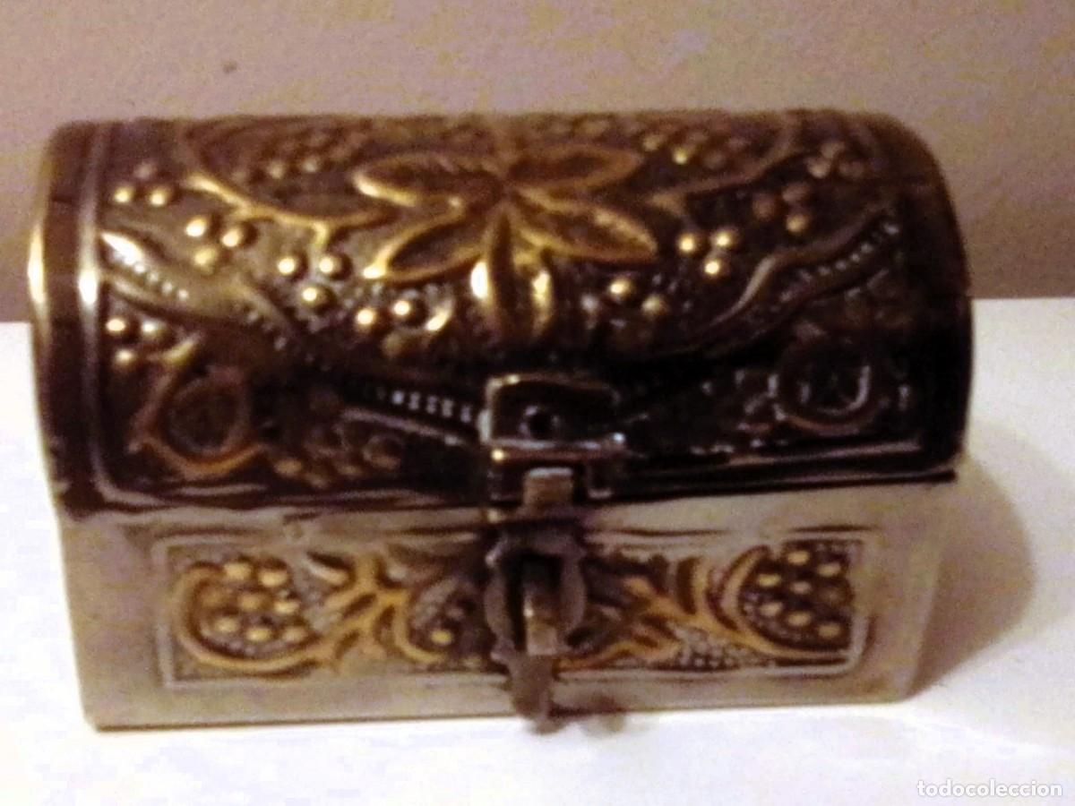 Cajas y cajitas met&aacute;licas: Cofre o joyero repujado - Foto 2