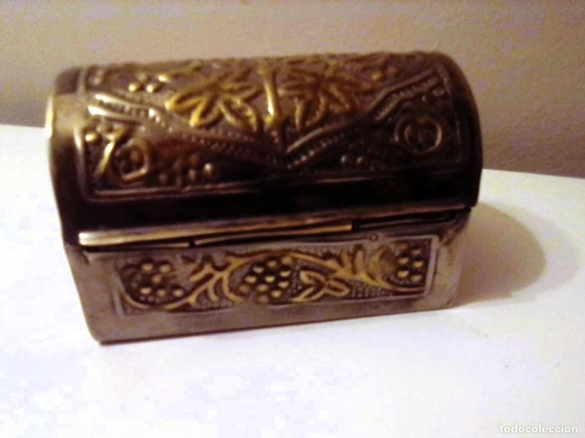 Cajas y cajitas met&aacute;licas: Cofre o joyero repujado - Foto 4