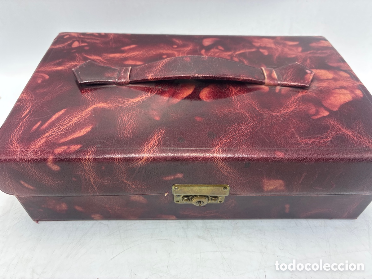 Cajas y cajitas met&aacute;licas: Caja rectangular con asa color burdeos. - Foto 1