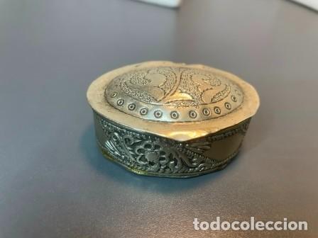 Casse e cassette metalliche: Cajita de metal (pastillero ?) con grabados - 6 x 4,5 x 2,5 cm