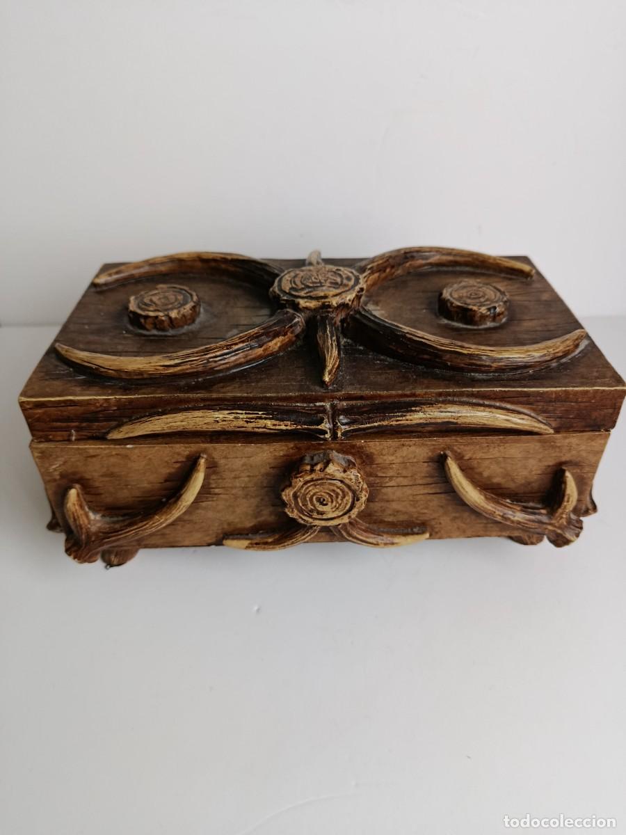 Cajas y cajitas met&aacute;licas: CAJA DECORADA CON ASTAS. 1900 GRAMOS - Foto 1