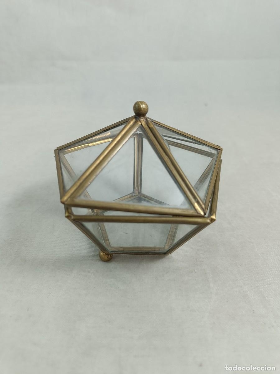Cajas y cajitas met&aacute;licas: CAJA PENTAGONAL DE CRISTAL Y REMATES EN LATON. - Foto 1