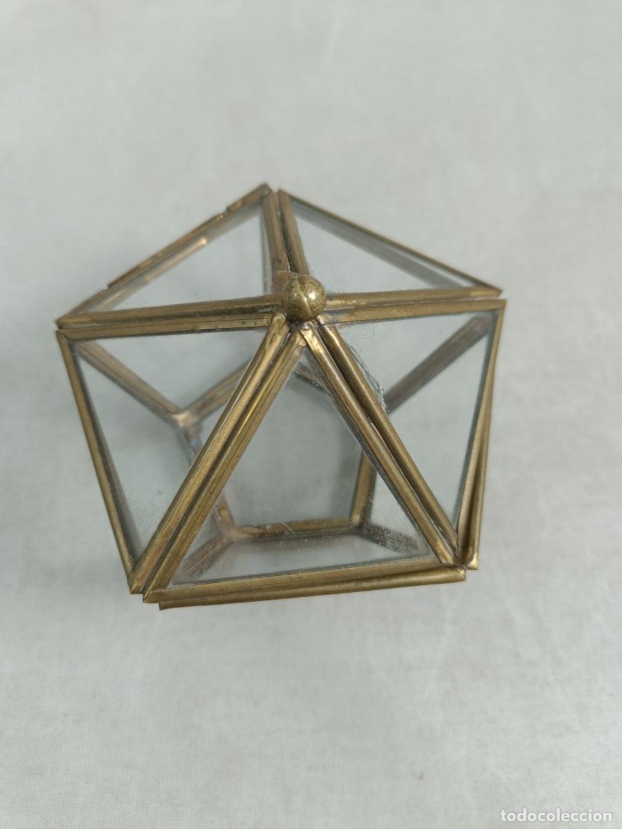 Cajas y cajitas met&aacute;licas: CAJA PENTAGONAL DE CRISTAL Y REMATES EN LATON. - Foto 2