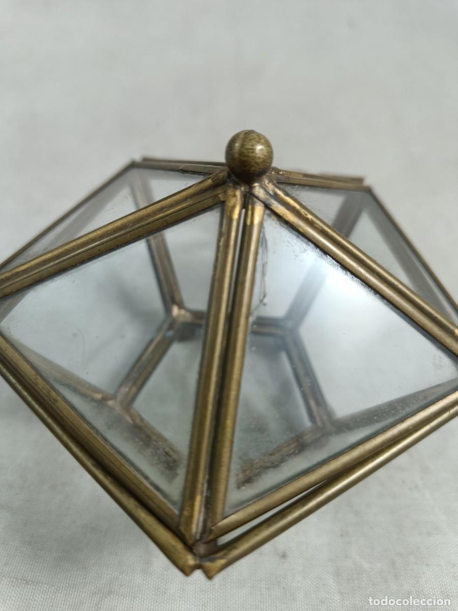 Cajas y cajitas met&aacute;licas: CAJA PENTAGONAL DE CRISTAL Y REMATES EN LATON. - Foto 3