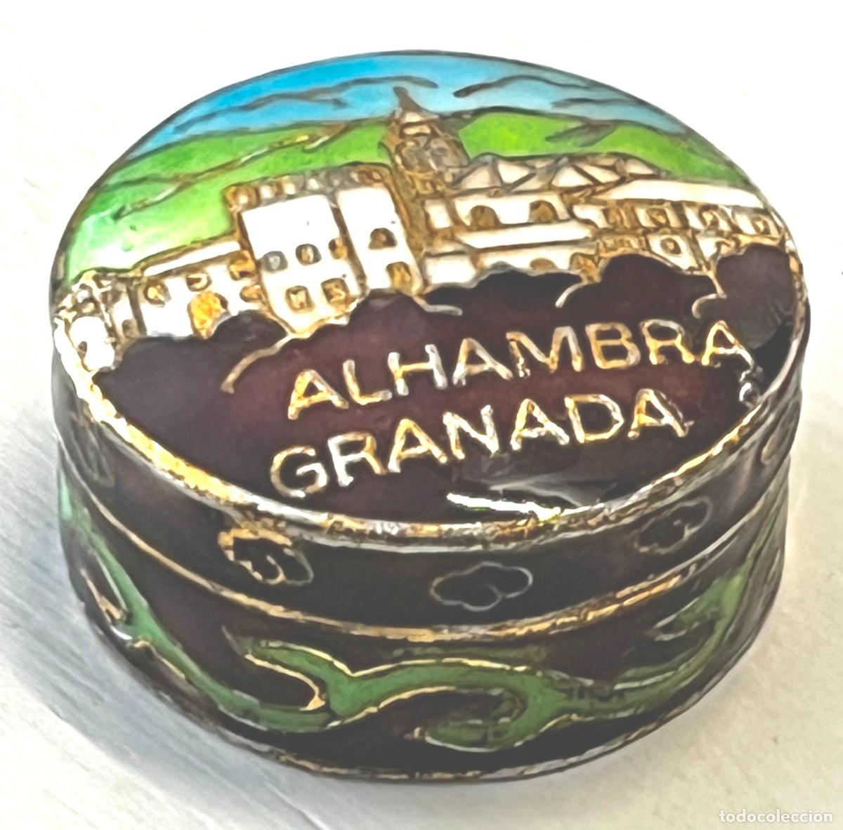 Bo&icirc;tes et petites bo&icirc;tes m&eacute;talliques: ANTIGUA CAJA PASTILLERO CON ESMALTES AL FUEGO ALHAMBRA DE GRANADA, MIDE 3,5 CMS. DE DIAMETRO Y 2 CMS