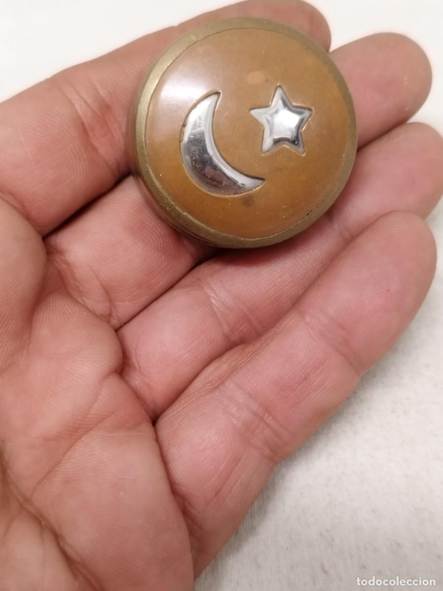 Casse e cassette metalliche: Antigua peque&ntilde;a caja de bronce o lat&oacute;n luna y estrella en la tapa. &Aacute;rabe.