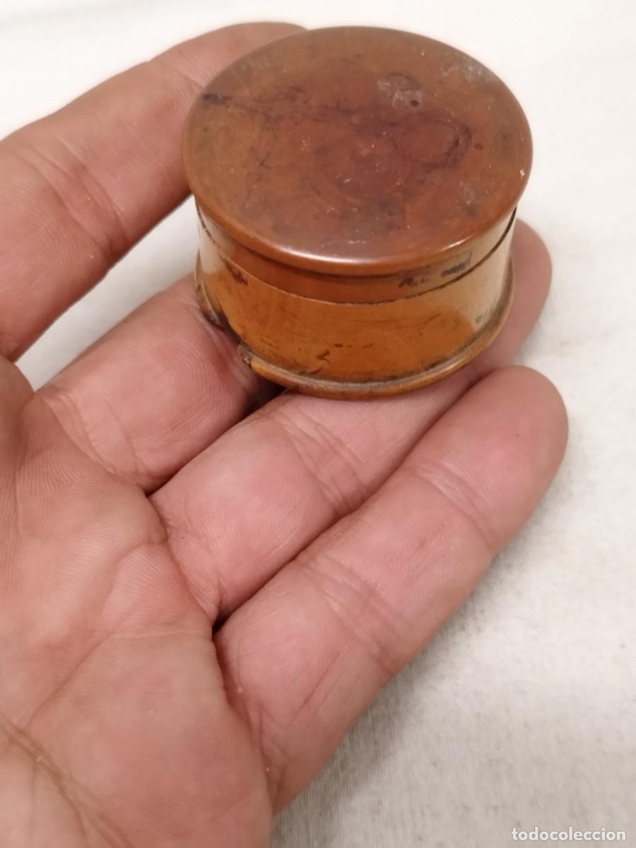 Casse e cassette metalliche: Antigua peque&ntilde;a caja de madera, la tapa cierra a rosca. De principios siglo xx.