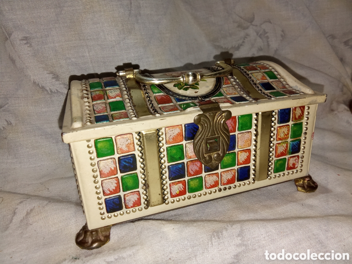 Cajas y cajitas met&aacute;licas: BONITA CAJA DE HOJALATA TIPO COFRE &rdquo;POMPADOUR&rdquo; 26 CHOCOLATS