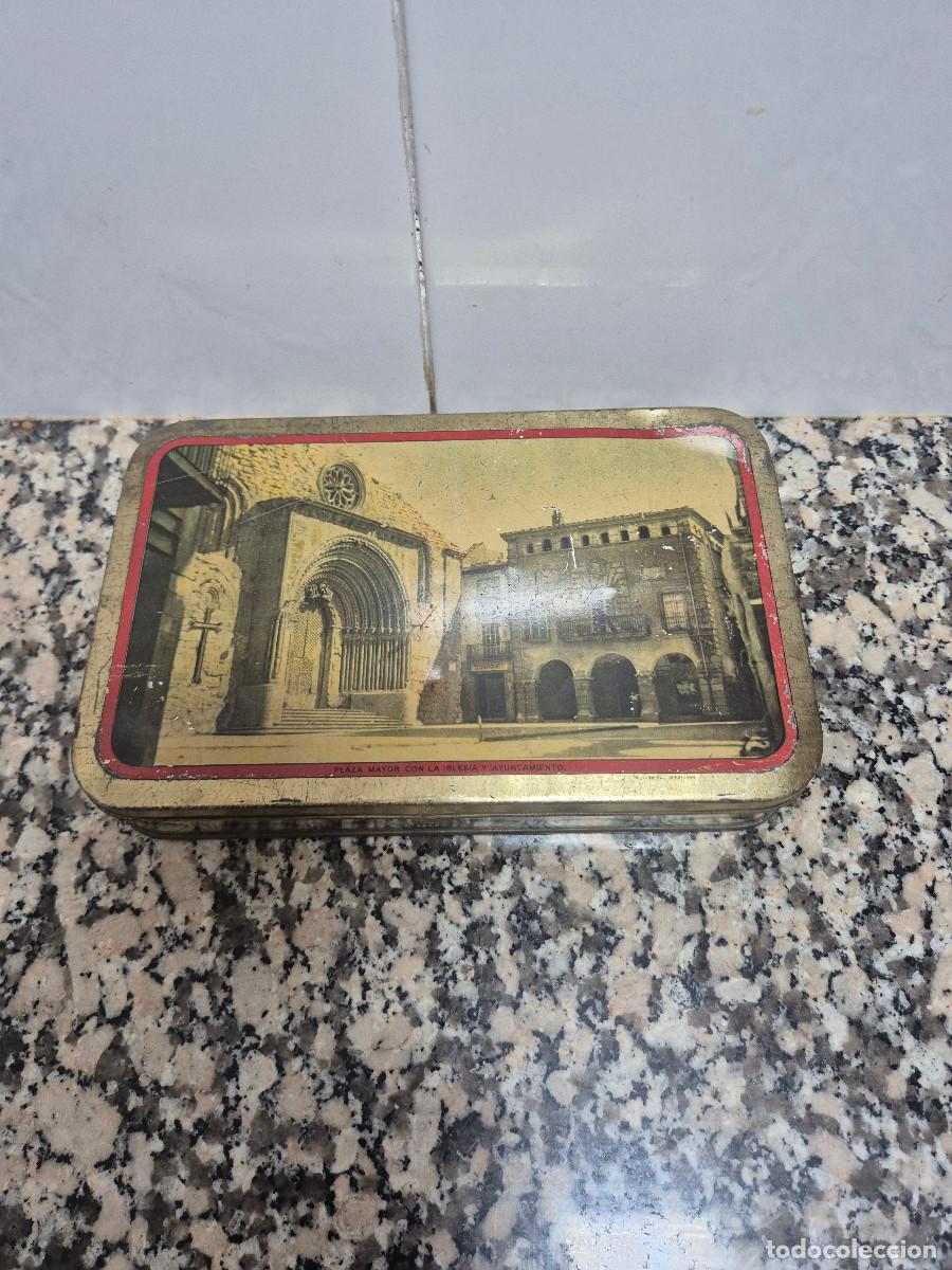 Cajas y cajitas met&aacute;licas: ANTIGUA LATA TURRONES PUIG AGRAMUNT PLAZA MAYOR CON LA IGLESIA Y AYUNTAMIENTO.