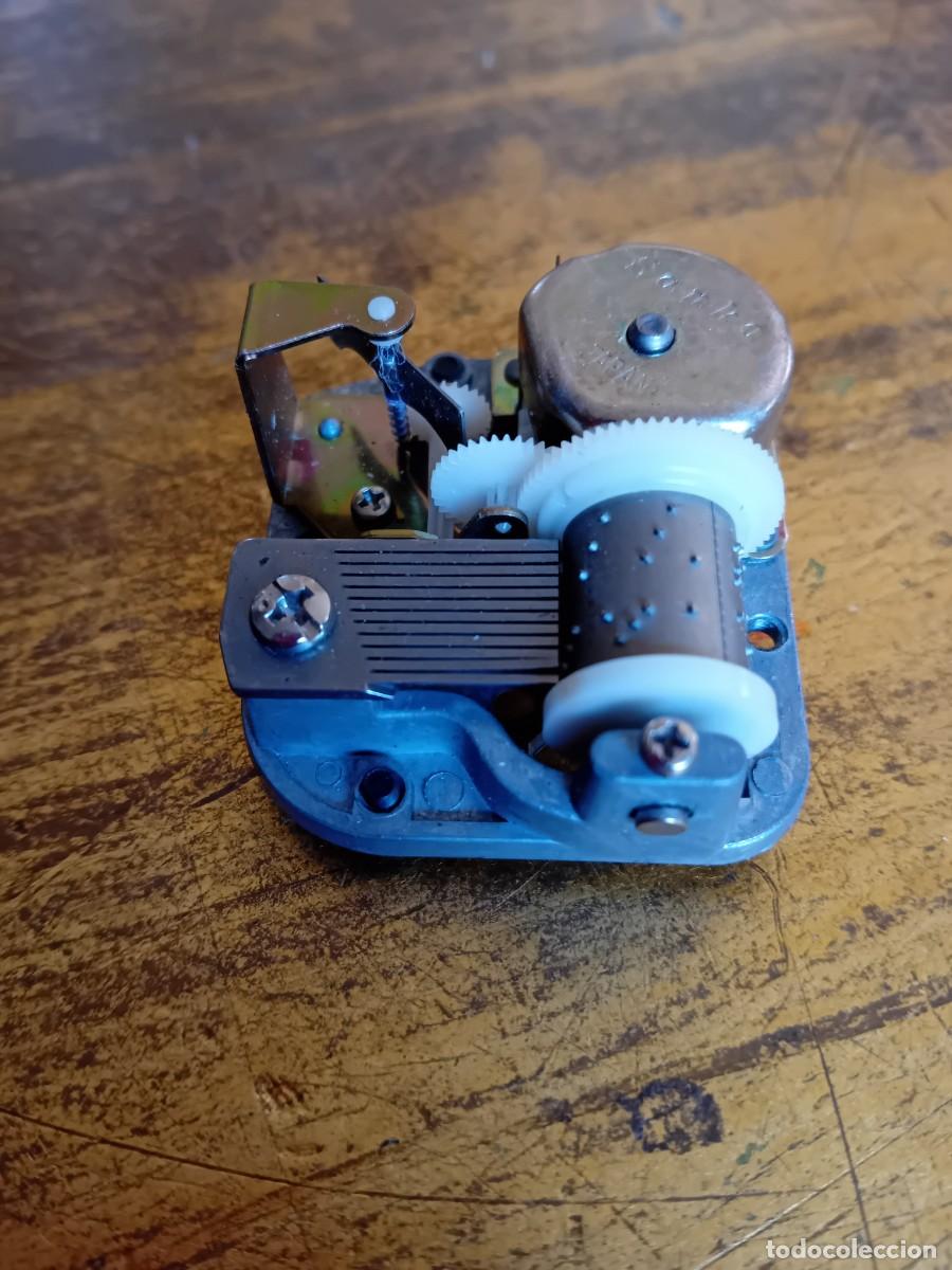 Cajas y cajitas met&aacute;licas: M&aacute;quina de m&uacute;sica para caja marca Sanko Japan, funcionando.