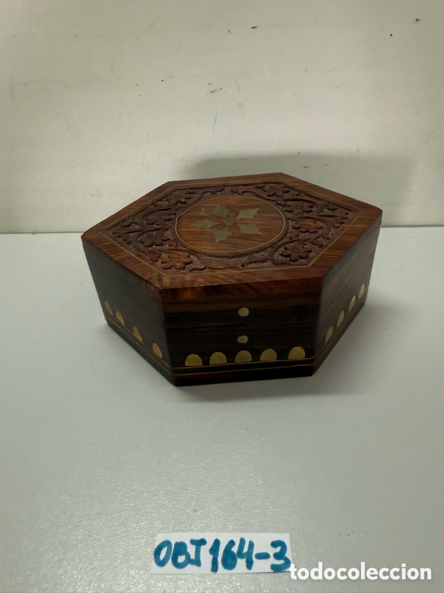 Cajas y cajitas met&aacute;licas: Joyero de madera tallada y lat&oacute;n - Foto 1
