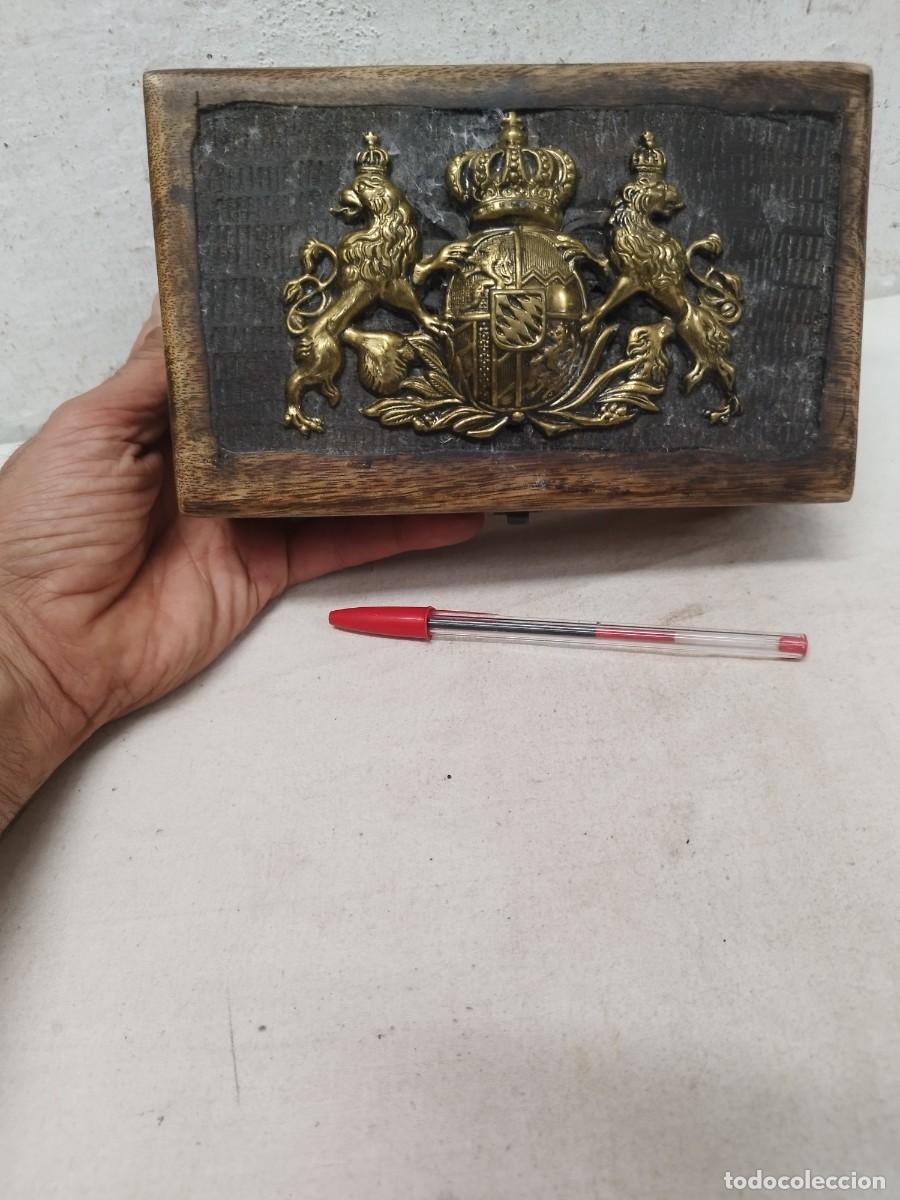 Cajas y cajitas met&aacute;licas: Antigua caja de madera, con escudo alem&aacute;n de dos leones en bronce o lat&oacute;n, en la tapadera.