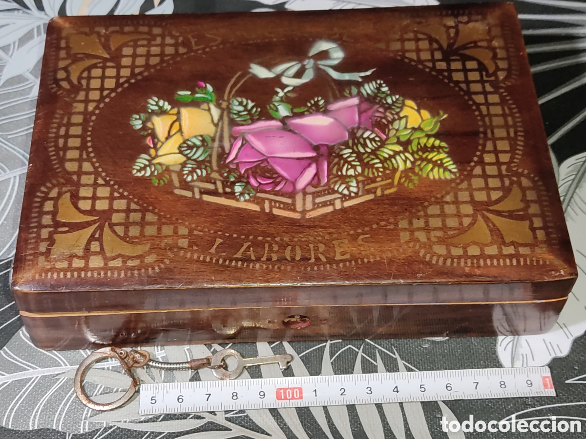 Cajas y cajitas met&aacute;licas: Antigua caja de madera decorada con cerradura,hecha a mano & Estuche de Labores.Leer descripcion.