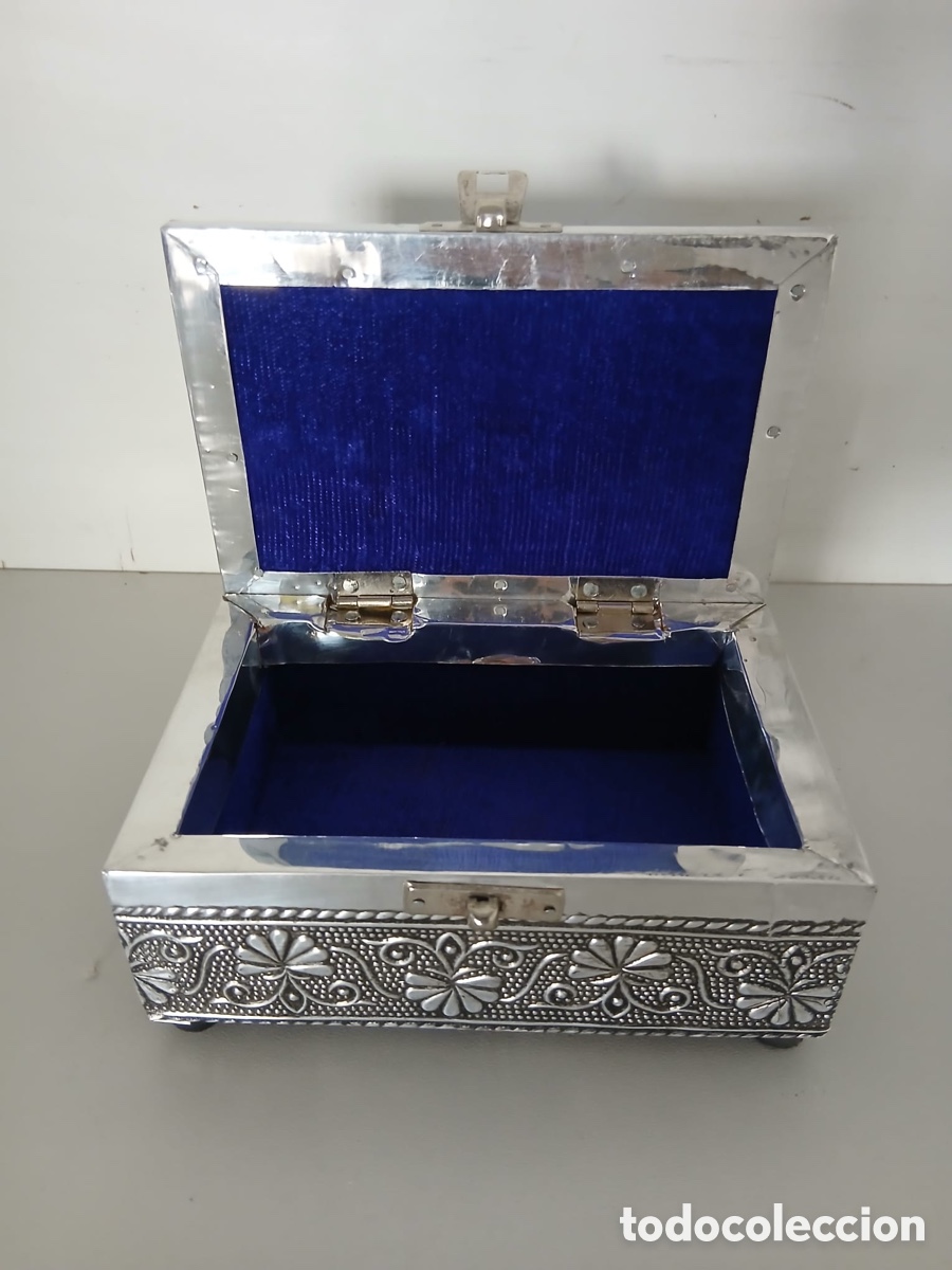 Cajas y cajitas met&aacute;licas: Joyero india de madera y aluminio repujado - Foto 2