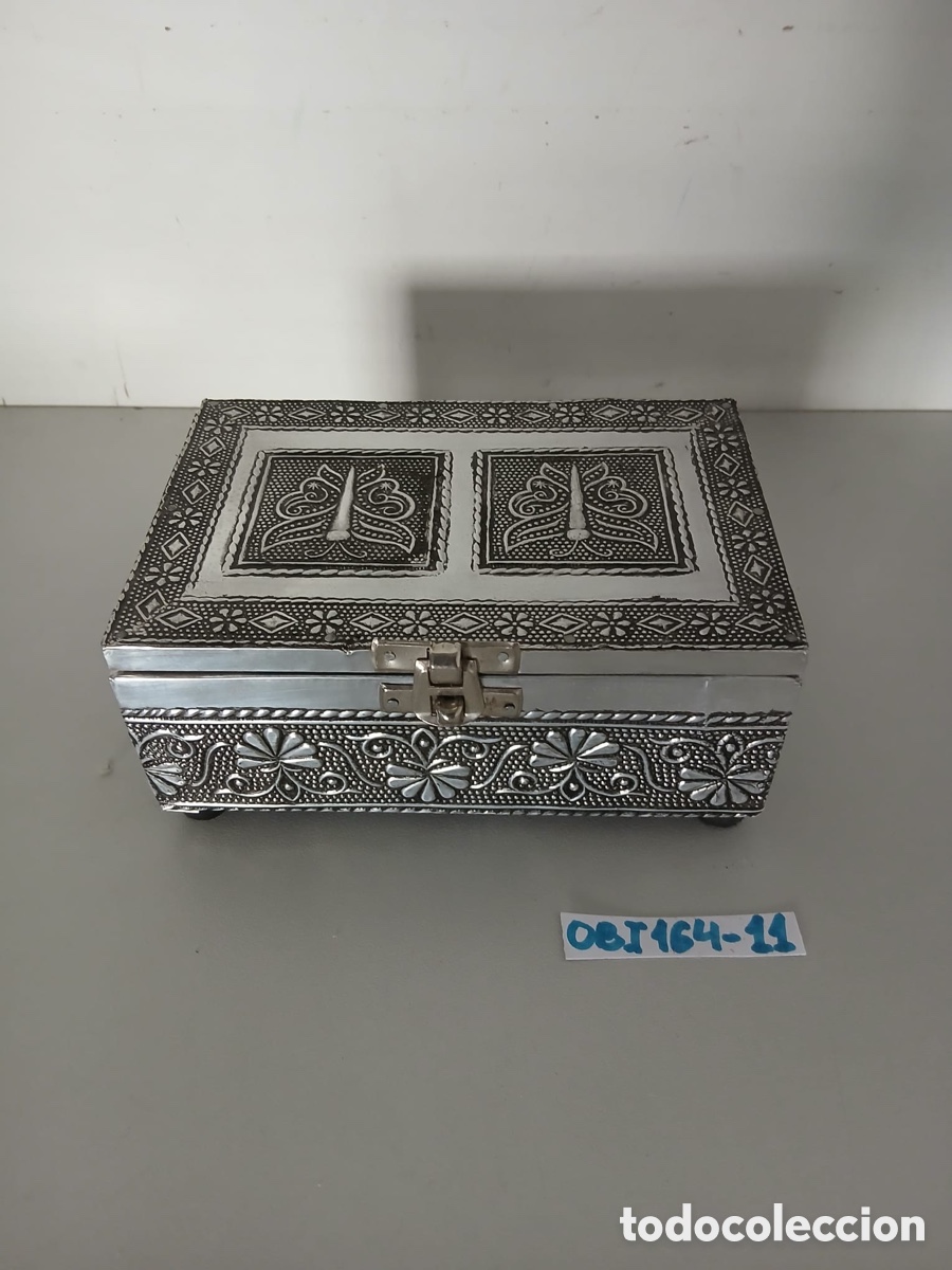 Cajas y cajitas met&aacute;licas: Joyero india de madera y aluminio repujado - Foto 1
