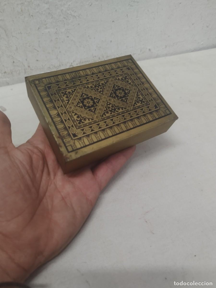 Bo&icirc;tes et petites bo&icirc;tes m&eacute;talliques: Antigua Caja de color dorado met&aacute;lica con adorno en tapa.