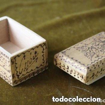 Cajas y cajitas met&aacute;licas: Pastillero, grabado en madera con punz&oacute;n. Recuerdo de Cuba..