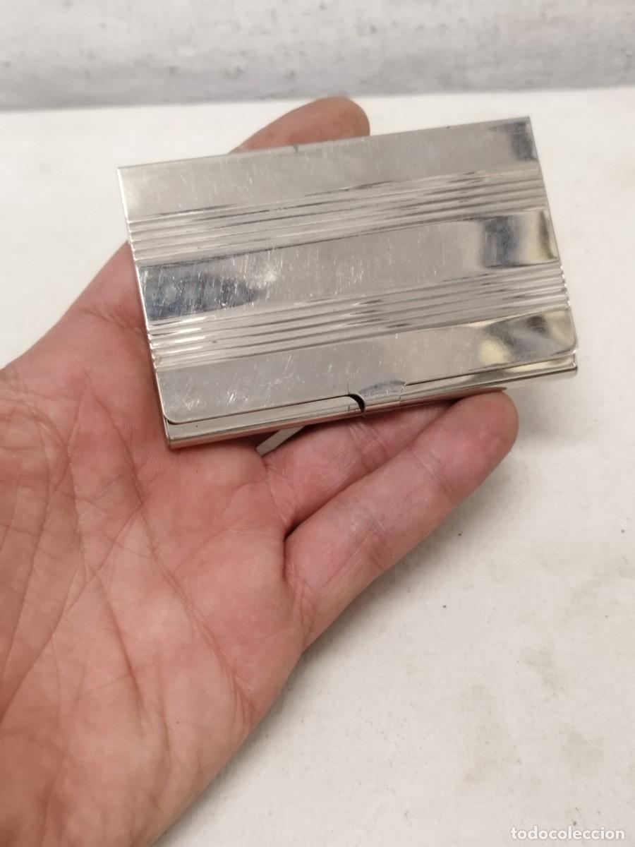 Bo&icirc;tes et petites bo&icirc;tes m&eacute;talliques: Porta tarjetas de metal plateado.