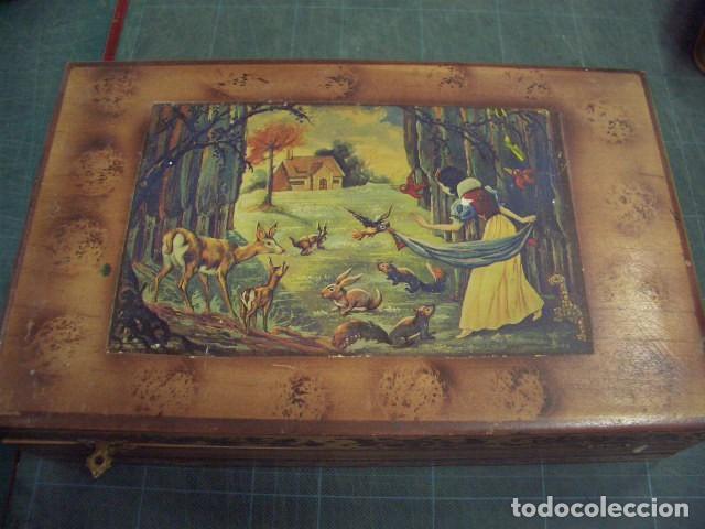 Boxes and metal boxes: Preciosa caja de madera con espejo en tapa interior. Dibujo de Blancanieves en el bosque.
