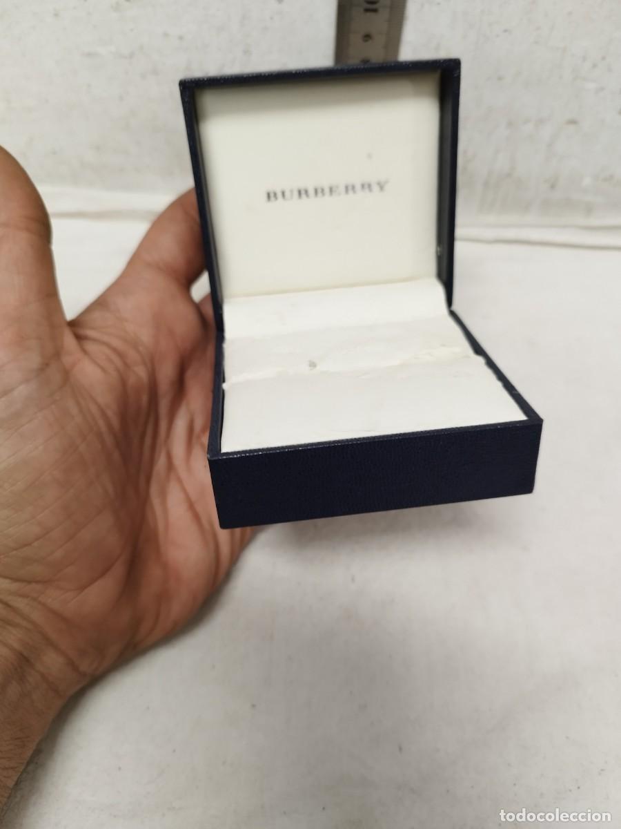 Bo&icirc;tes et petites bo&icirc;tes m&eacute;talliques: Antigua Caja de joyer&iacute;a Burberry.