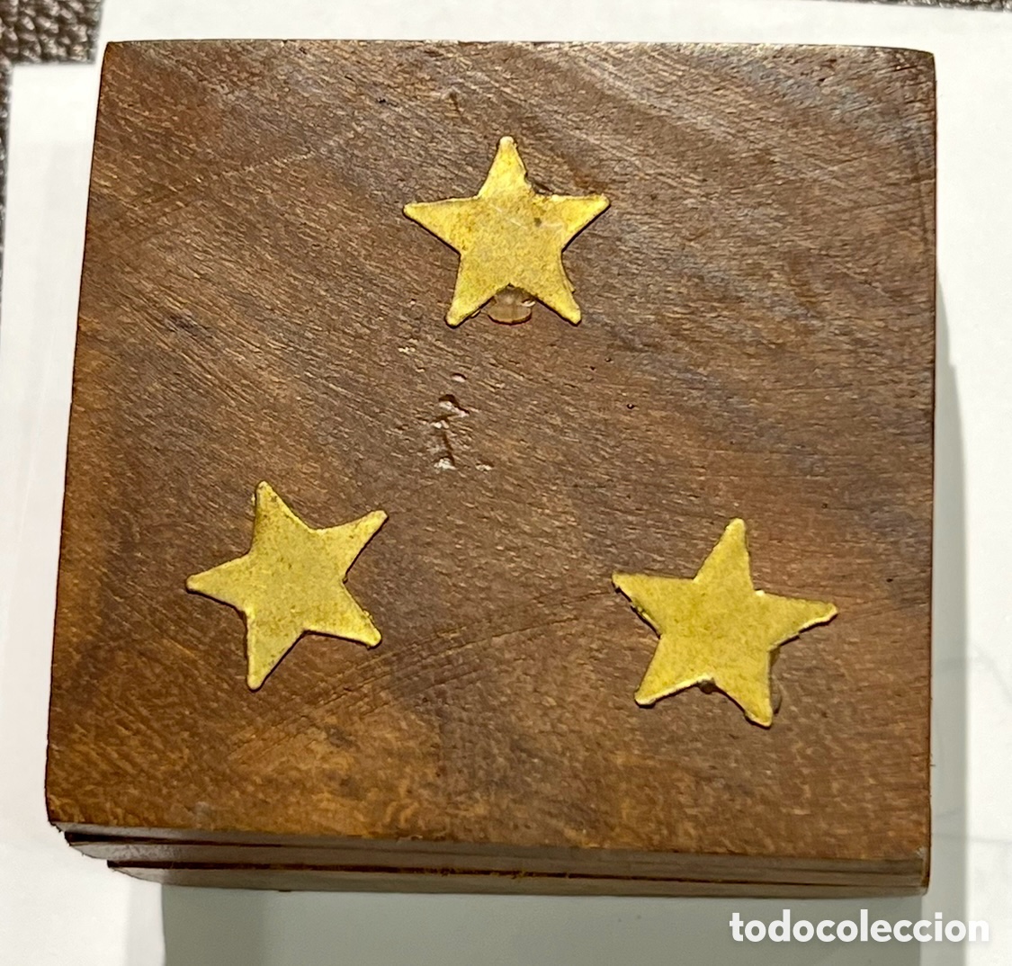 Bo&icirc;tes et petites bo&icirc;tes m&eacute;talliques: Caja de madera con incrustaciones de bronce.