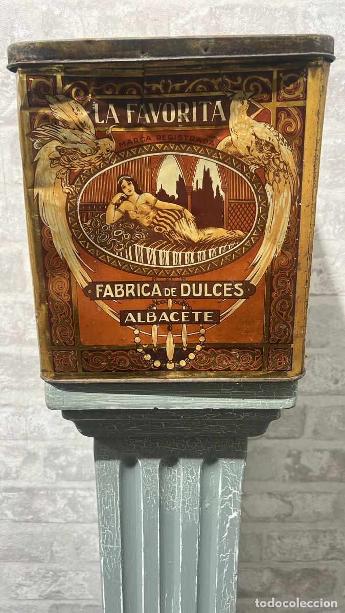Blechdosen und Kisten: LATA LA FAVORITA ALBACETE FABRICA DULCES, BOMBONES, TURRONES Y PELADILLAS 23 CMS. ALTO