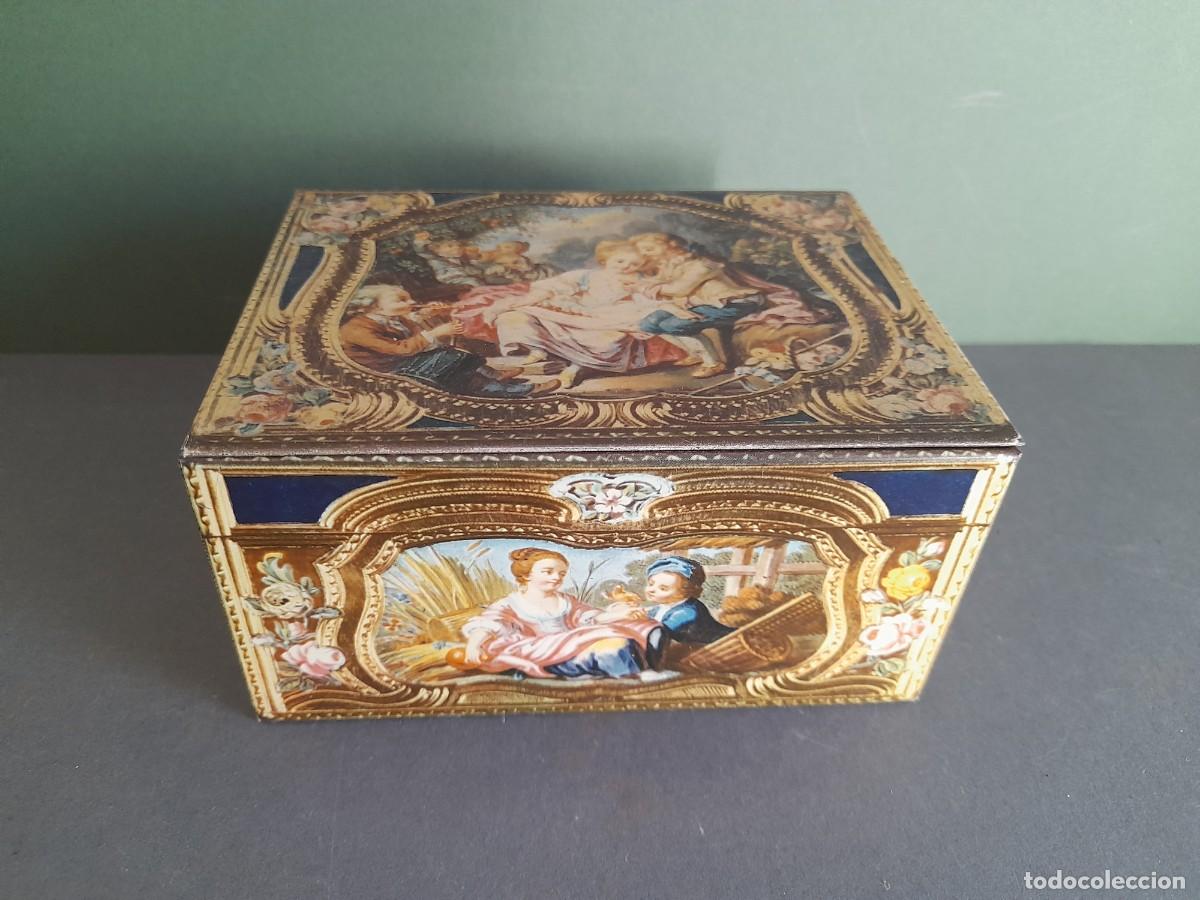 Bo&icirc;tes et petites bo&icirc;tes m&eacute;talliques: lata de chocolates, reproduccion de una tabaquera francesa de esmalte del siglo 18, a&ntilde;os 70 aprox