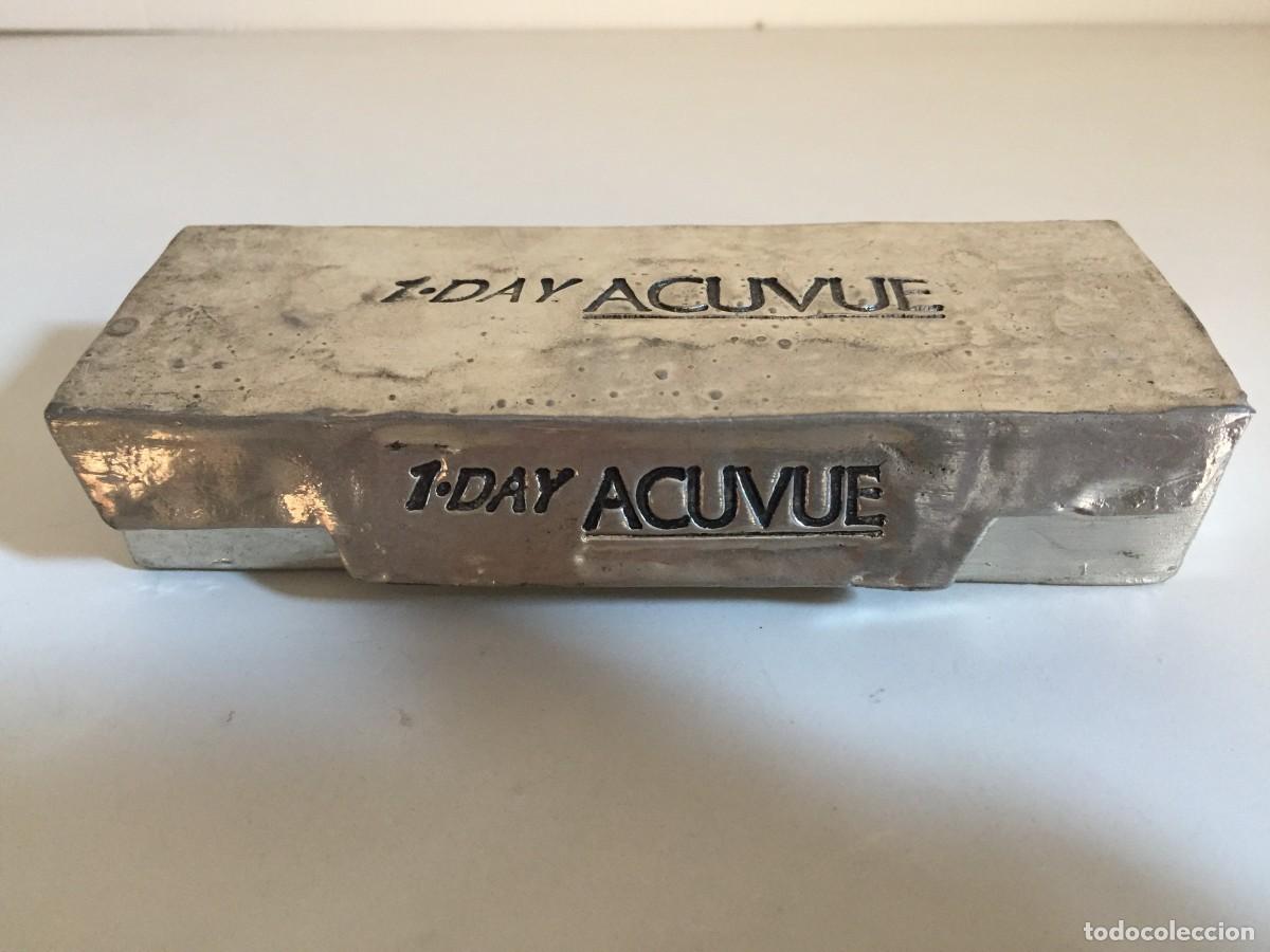 Bo&icirc;tes et petites bo&icirc;tes m&eacute;talliques: Caja de plomo PUBLICIDAD lentillas ACUVUE 1980