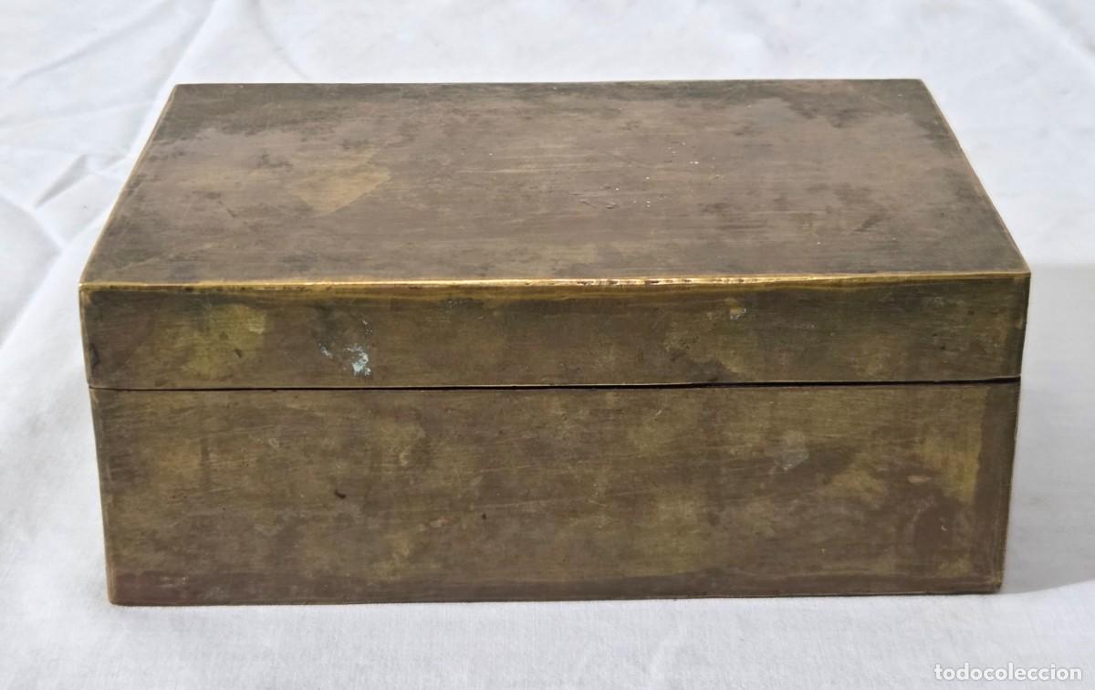 Cajas y cajitas met&aacute;licas: Curiosa caja de madera y bronce - Foto 2