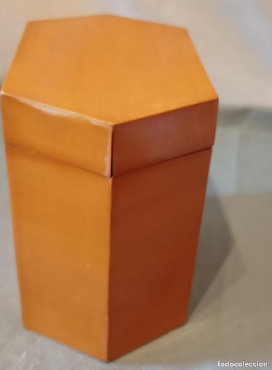 Cajas y cajitas met&aacute;licas: Caja hexagonal china vintage hecha de madera de bamb&uacute; - Foto 7
