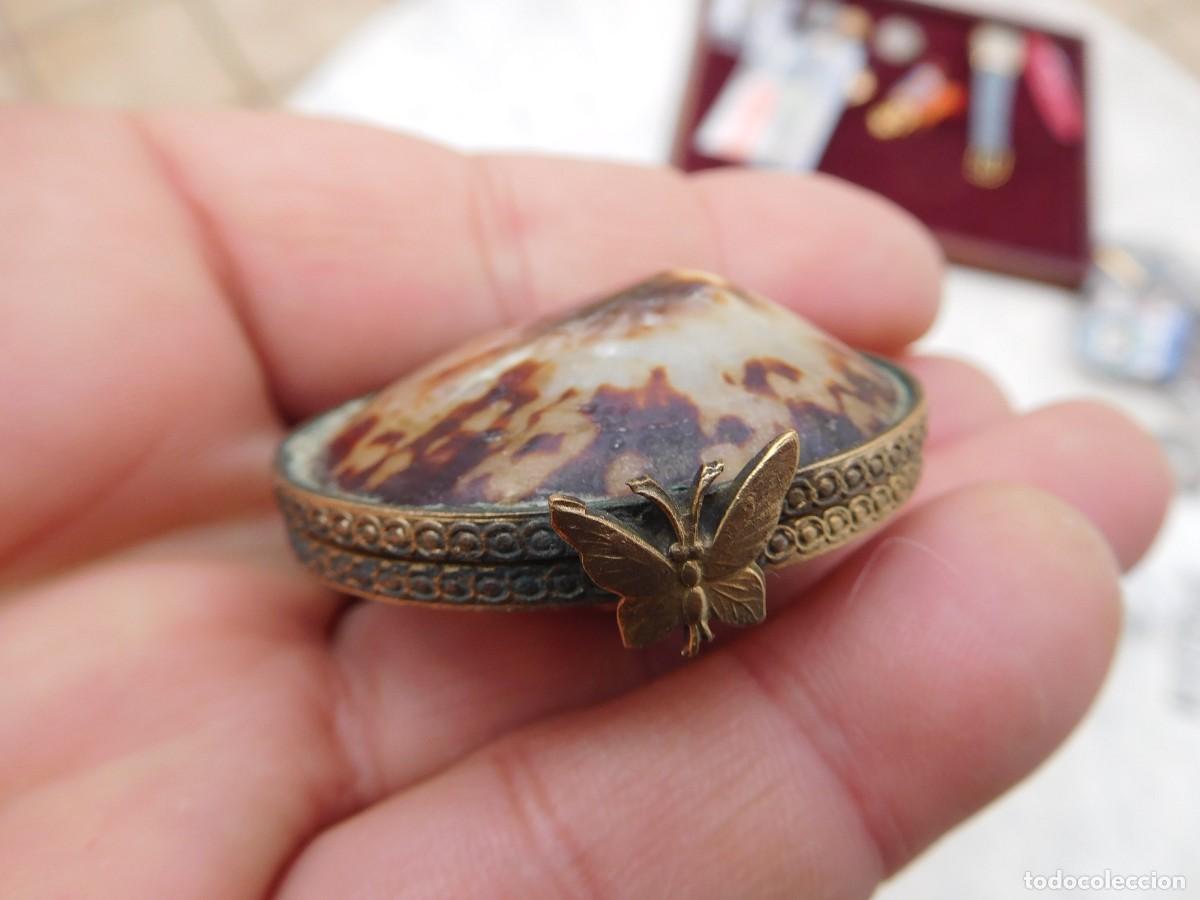 Cajas y cajitas met&aacute;licas: Cajita antigua de bronce y concha - Foto 1