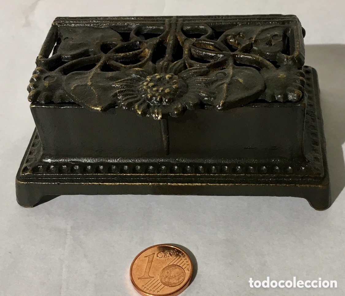 Boxes and metal boxes: Joyero. Caja met&aacute;lica. Adornos florales. A&ntilde;os 60.