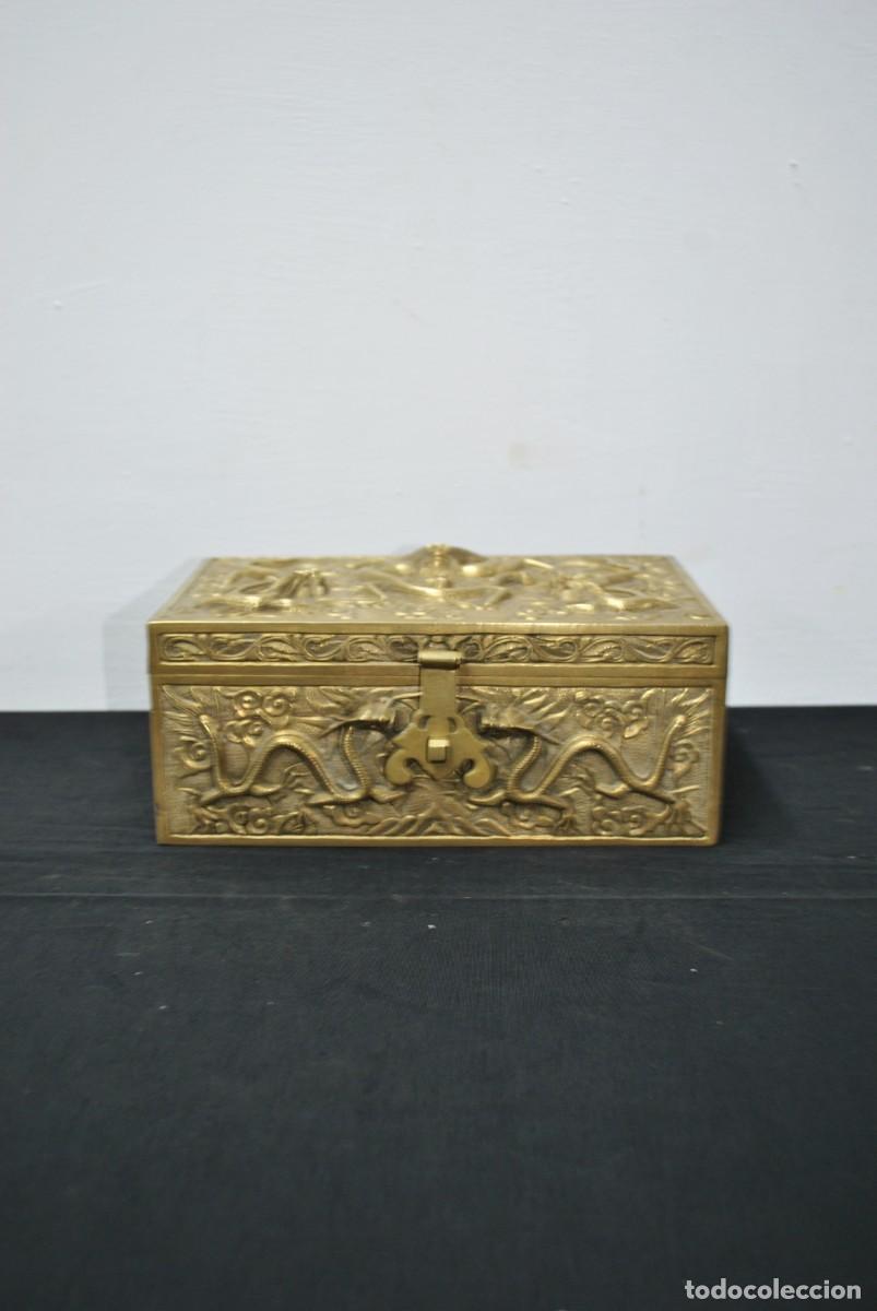 Cajas y cajitas met&aacute;licas: CAJA O COFRE BRONCE REPUJADO - Foto 1